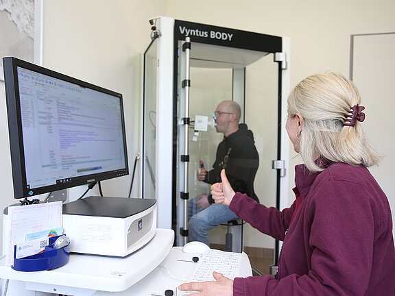 Patient bei einer Lungenfunktionsprüfung mittels Spirometrie.