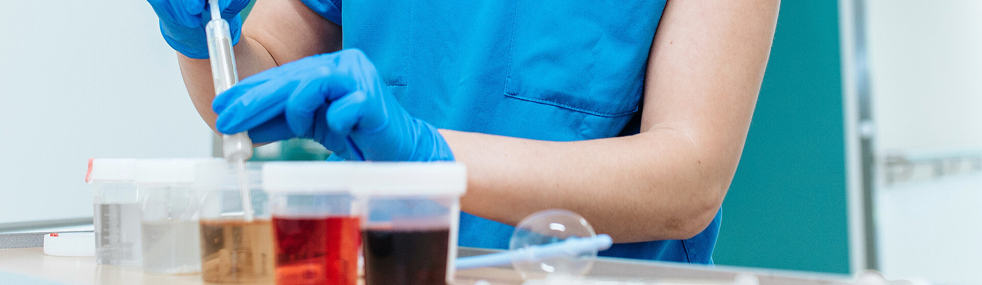 Eine Mitarbeiterin entnimmt Proben Eine Mitarbeiterin entnimmt Proben