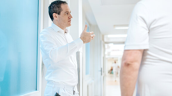 Arzt im Flur im Gespräch