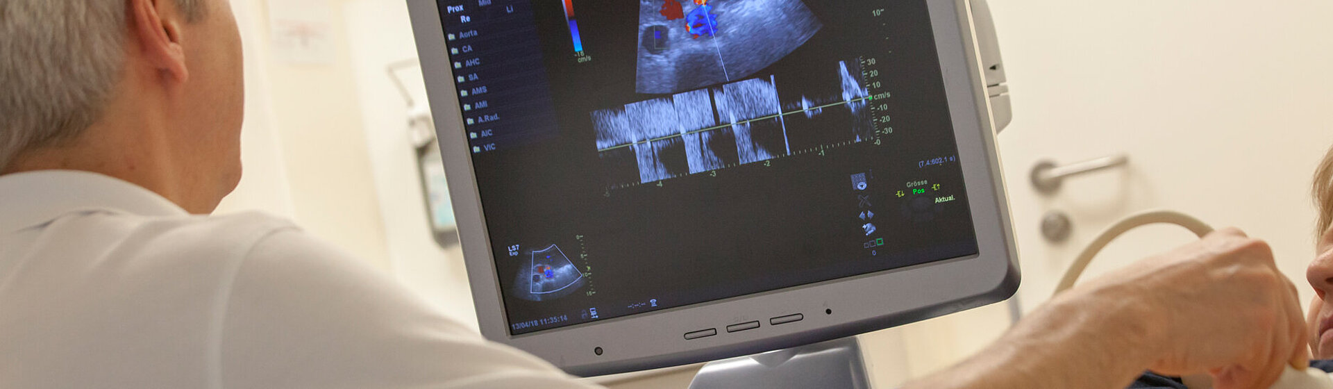 Prof. Dr. Michael Neipp untersucht eine Patientin per Ultraschall.