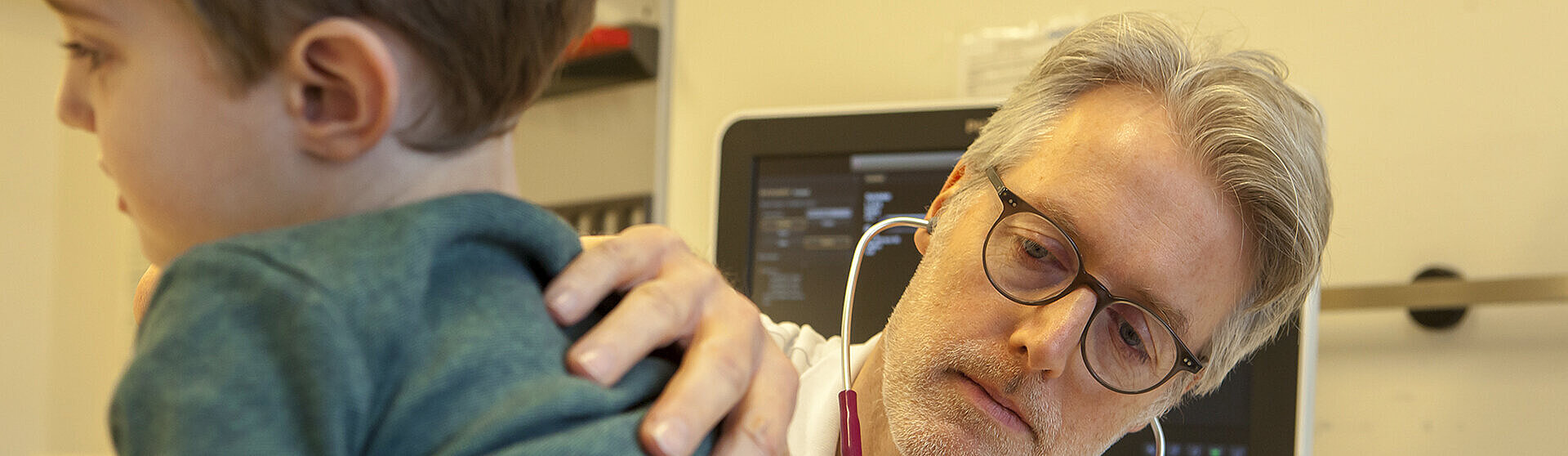 Chefarzt Dr. med. Georg Hillebrand horcht eine Patienten mit dem Stetoskop ab. Chefarzt Dr. med. Georg Hillebrand horcht eine Patienten mit dem Stetoskop ab.