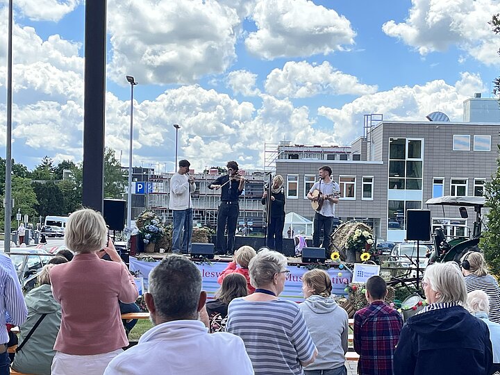 Quartett auf Trecker mit Gästen