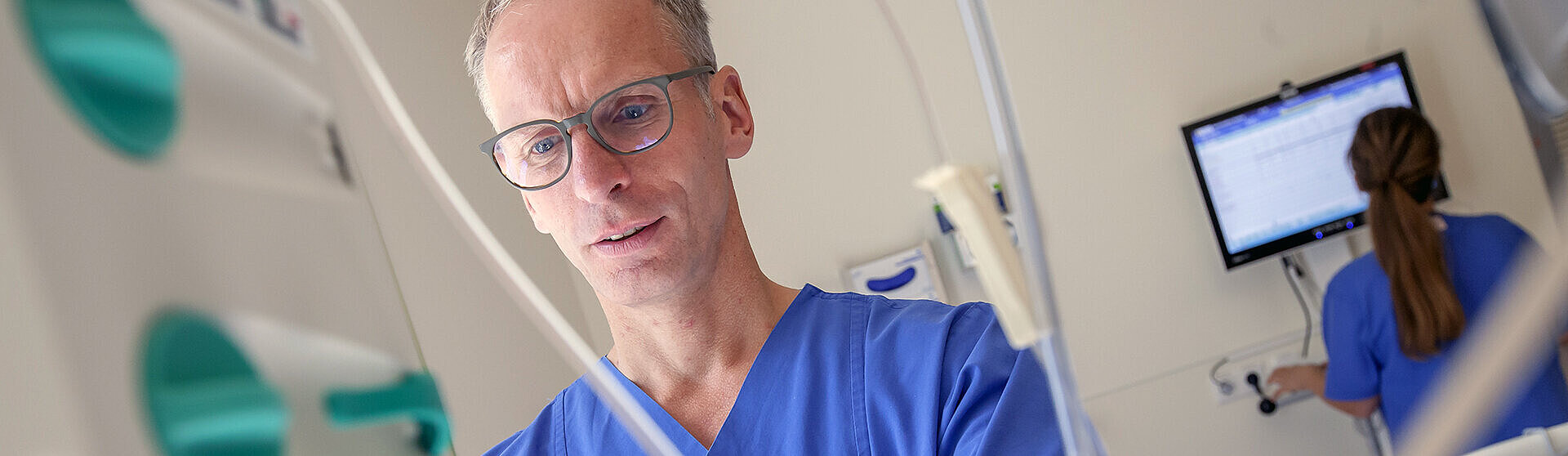 Medizinisches Fachpersonal bei der Arbeit an den intensivmedizinischen Geräten der Abteilung