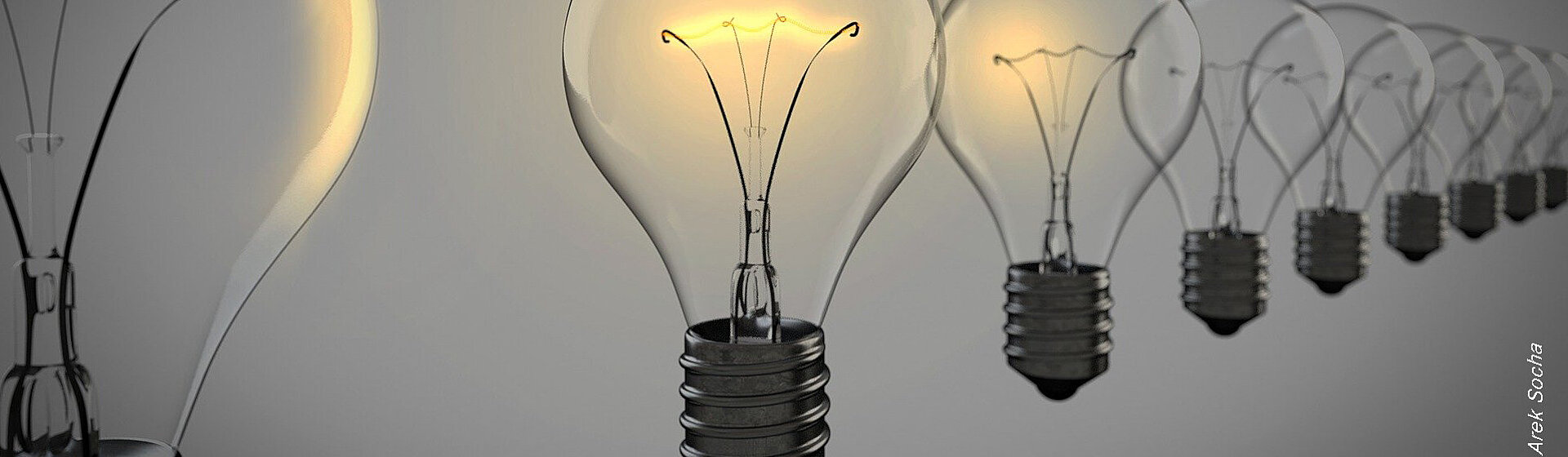 Reihe von Glühbirnen, einige leuchten