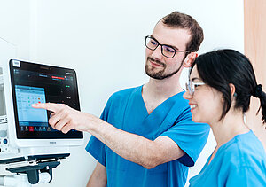 Klinikpersonal an einem Monitor