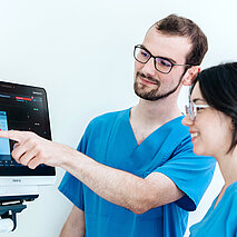 Klinikpersonal an einem Monitor Klinikpersonal an einem Monitor