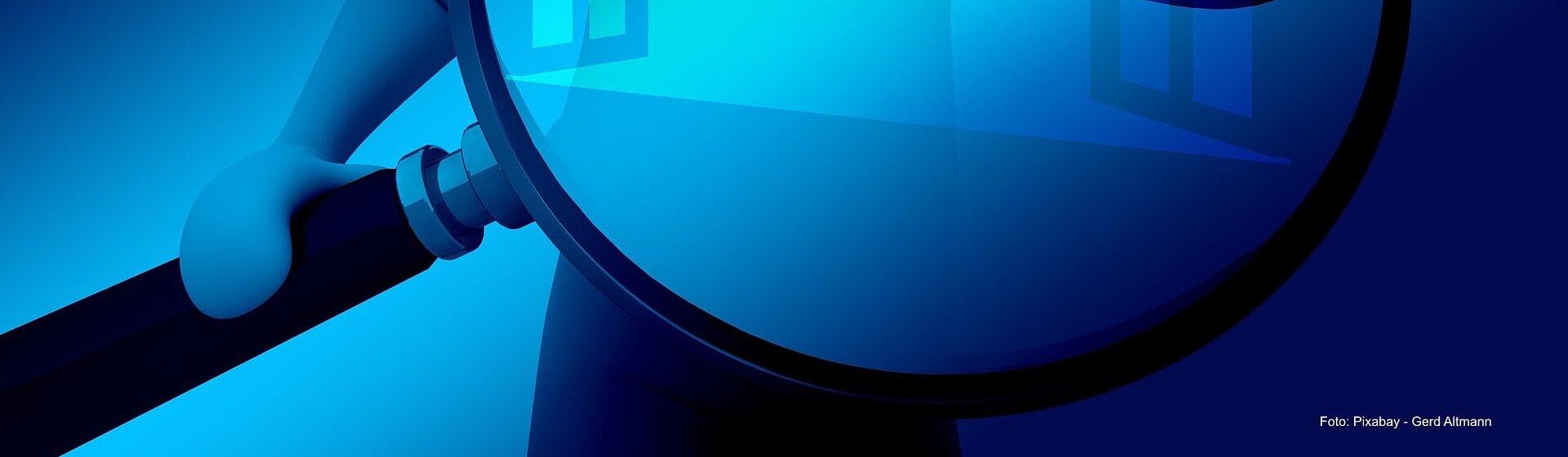 Eine Figur hält eine große Lupe in der Hand, der Hintergrund ist blau.