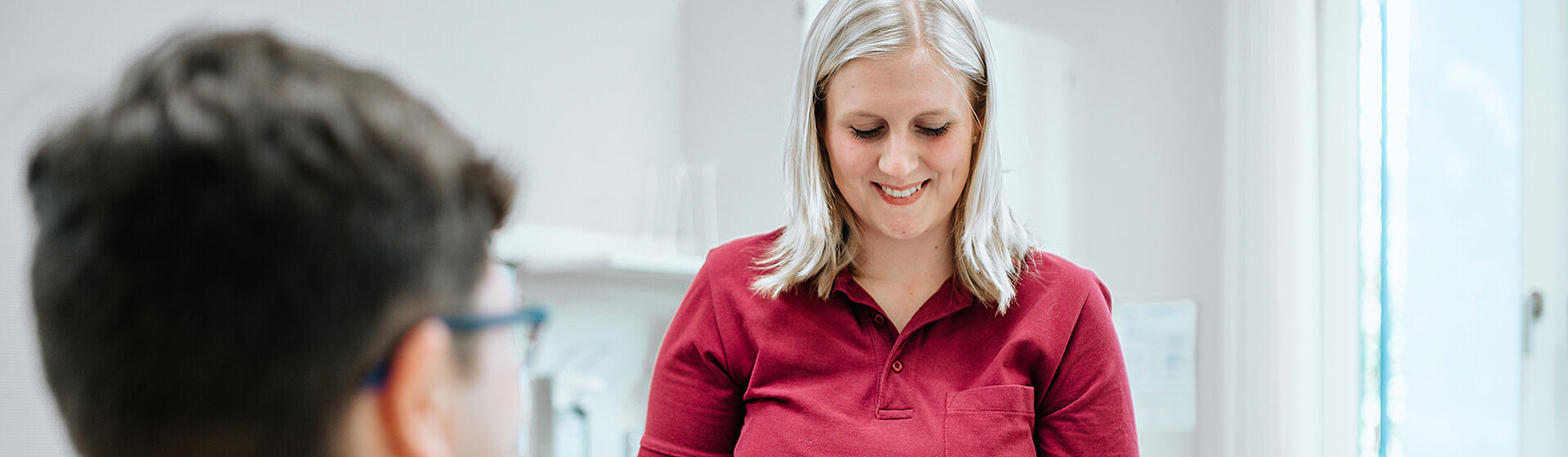 Medizinische Fachangestellte verbindet Hand eines Patienten. Medizinische Fachangestellte verbindet Hand eines Patienten.