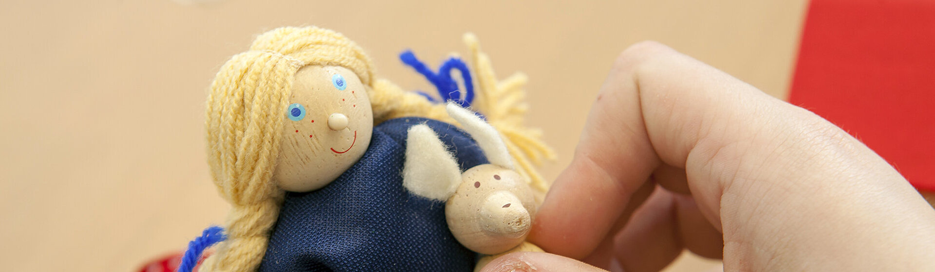 Kinderhände halten eine kleine Puppe. Kinderhände halten eine kleine Puppe.