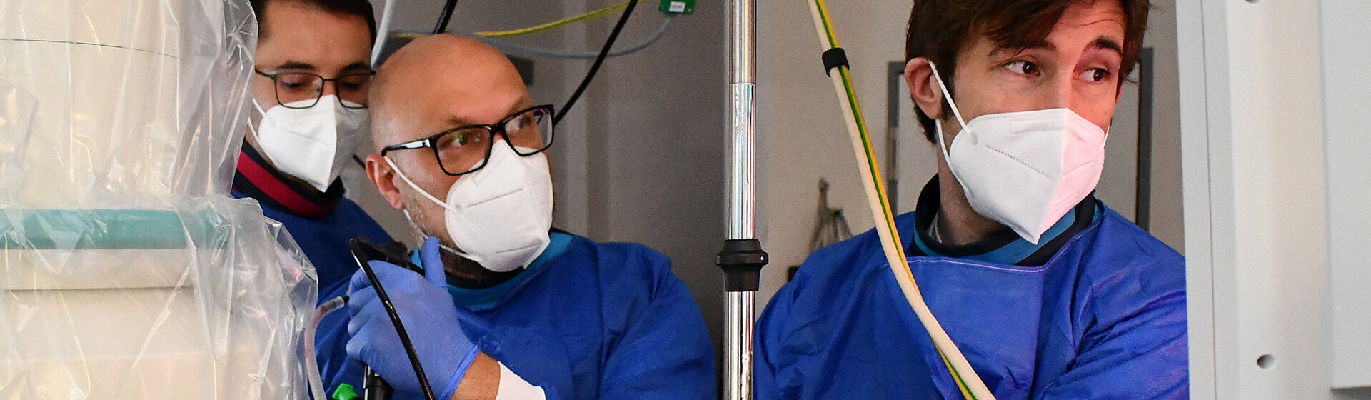 Chefarzt Priv.-Doz. Dr. med. Waschki (Mitte) zusammen mit zwei Kollegen bei einer pneumologischen Behandlung Chefarzt Priv.-Doz. Dr. med. Waschki (Mitte) zusammen mit zwei Kollegen bei einer pneumologischen Behandlung