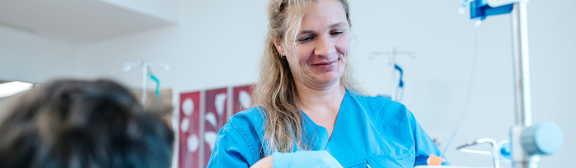 Pflegefachkraft behandelt PatientIn in der Onkologisch-therapeutischen Kompetenzzentrum