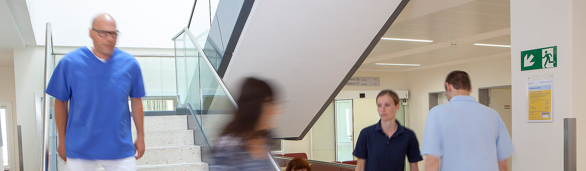 Mitarbeitende laufen durch das Treppenhaus im Klinikum