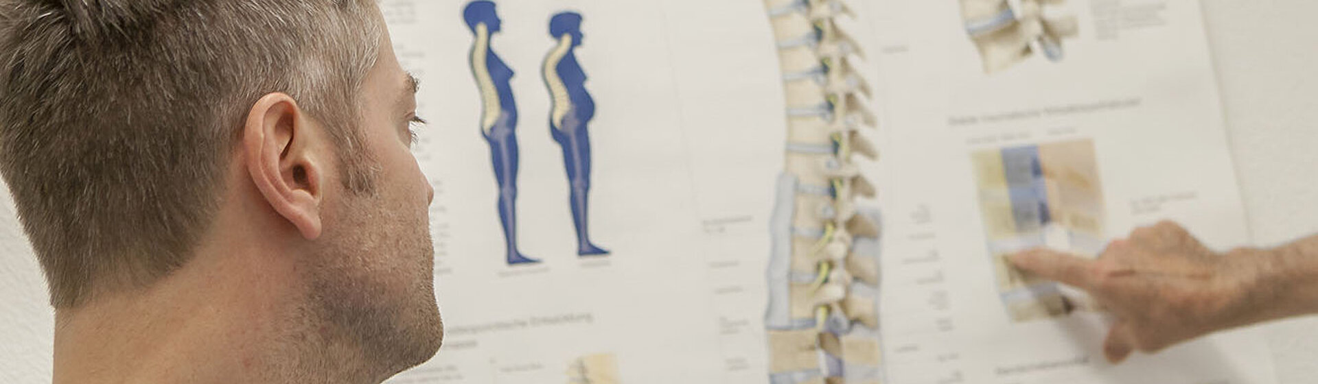 Mediziner zeigt dem Patienten eine Abbildung der Wirbelsäule. Mediziner zeigt dem Patienten eine Abbildung der Wirbelsäule.