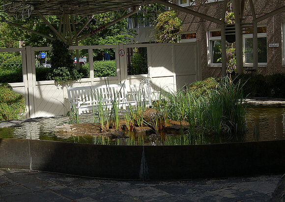 Erweiterter Vorstand Teich mit Sitzgelegenheit am Haupteingang des Klinikums Itzehoe