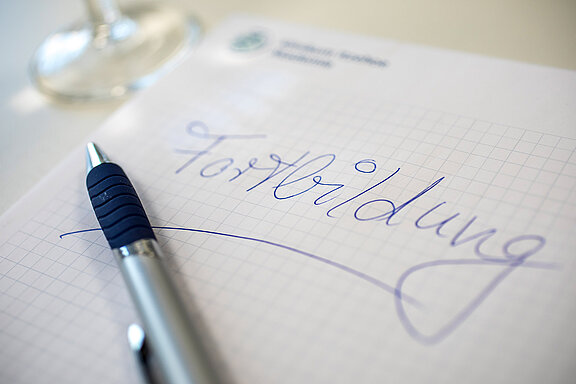 Block und Stift mit dem Schriftzug Fortbildung
