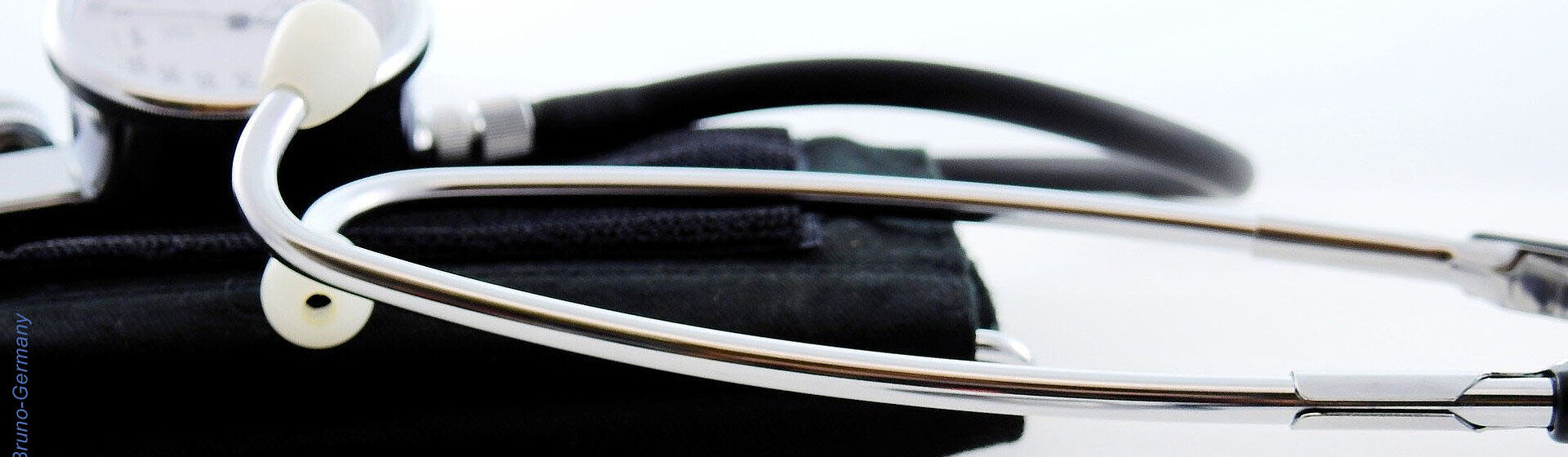 Ein Stetoskop und ein Blutdruckmessgerät liegen auf einem Tisch. Ein Stetoskop und ein Blutdruckmessgerät liegen auf einem Tisch.