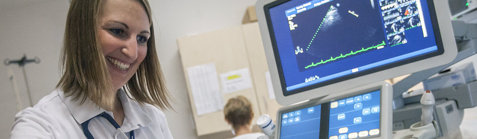 Medizinisches Fachpersonal bei einer Herzultraschalluntersuchung Medizinisches Fachpersonal bei einer Herzultraschalluntersuchung