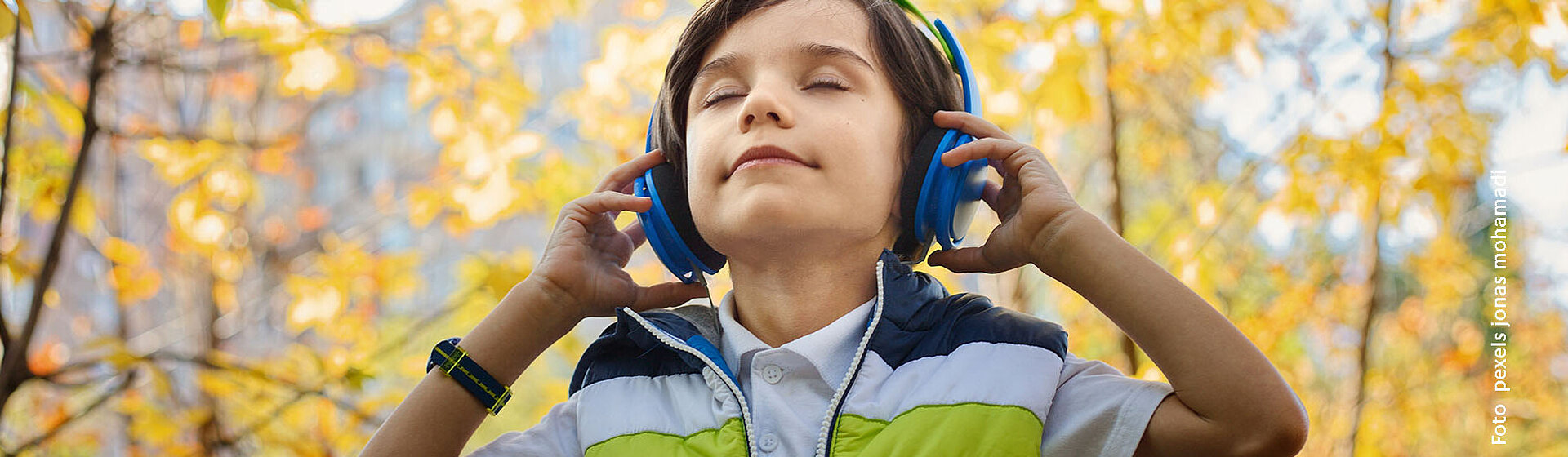 Ein Junge in der Natur mit Kopfhörern genießt, was er hört. Ein Junge in der Natur mit Kopfhörern genießt, was er hört.