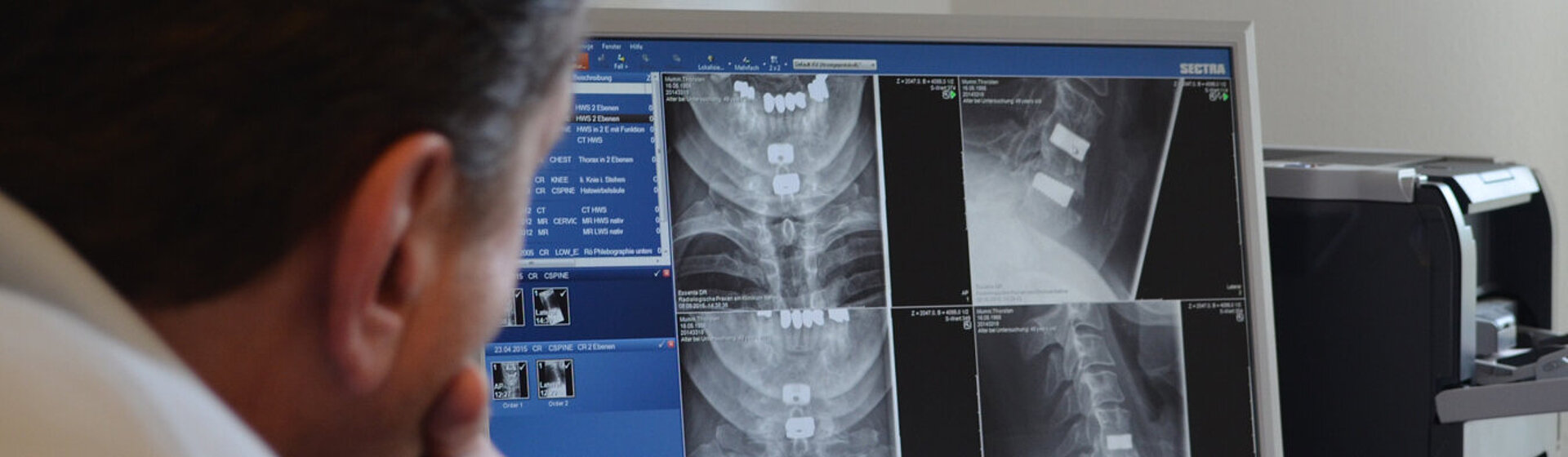 MRT-Bilder der Halswirbelsäule werden am Bildschirm beurteilt.