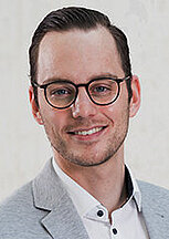 Portrait: Stellvertretender Pflegedirektor und Pflegebereichsleiter Niklas Jeurissen Portrait: Stellvertretender Pflegedirektor und Pflegebereichsleiter Niklas Jeurissen