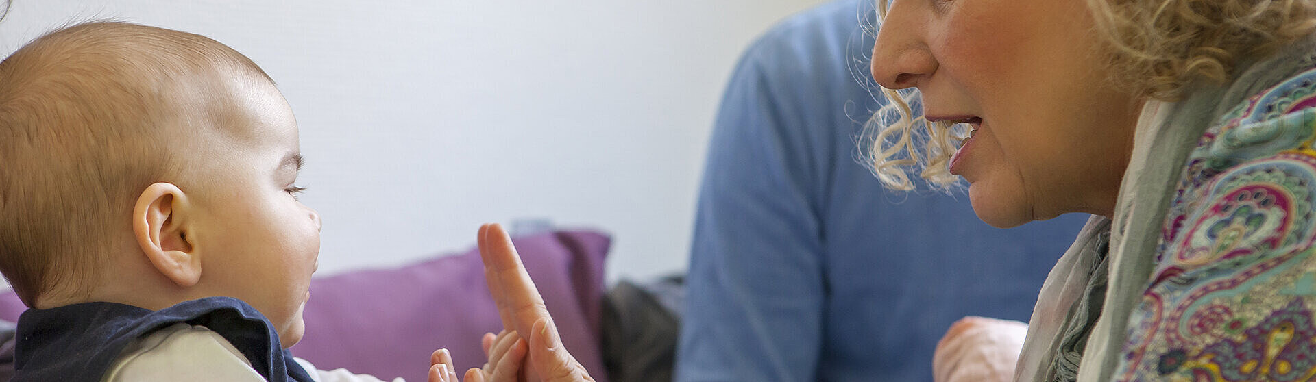 Therapeutin Heike Brosch mit einem Baby und deren Eltern in der Therapiesituation. Therapeutin Heike Brosch mit einem Baby und deren Eltern in der Therapiesituation.