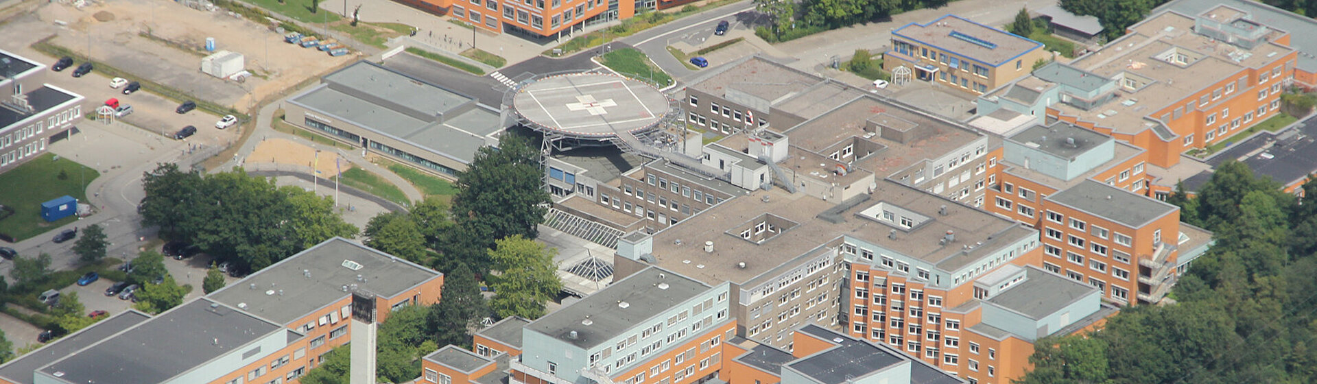 Luftbild Klinikum Itzehoe mit Blick auf den Hubschrauberlandeplatz.