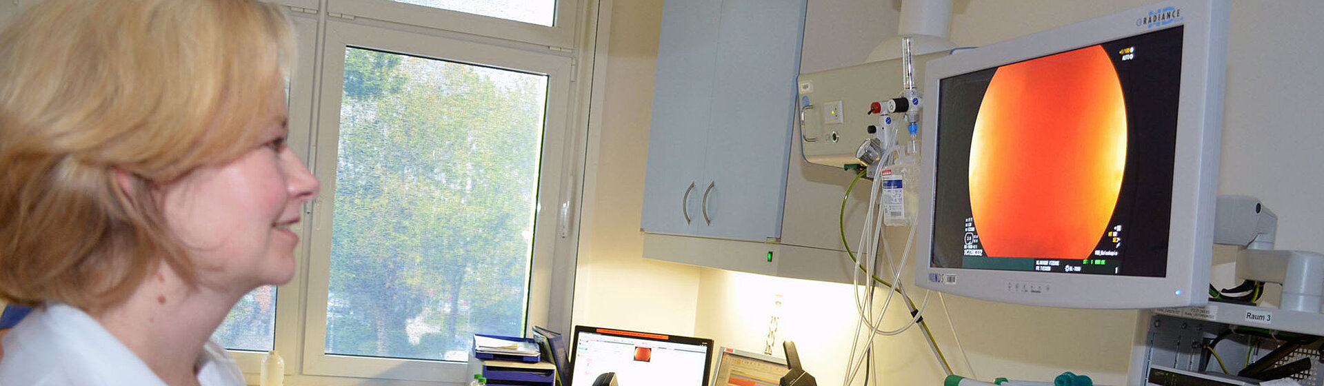 Oberärztin Katrin Tiessen bei einer Koloskopie.