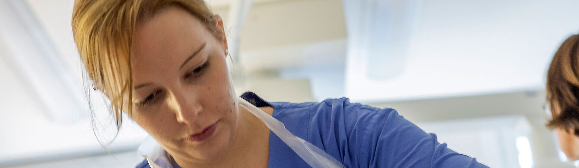 Eine medizinische Fachkollegin während einer Untersuchung.