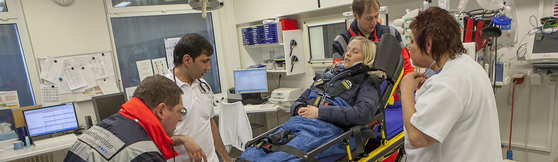 Verletzte Person auf der Trage wird von Rettungskräften in die Notfallaufnahm gebracht, dort wartet bereits das medizinische Fachpersonal zur weiteren Behandlung. Verletzte Person auf der Trage wird von Rettungskräften in die Notfallaufnahm gebracht, dort wartet bereits das medizinische Fachpersonal zur weiteren Behandlung.