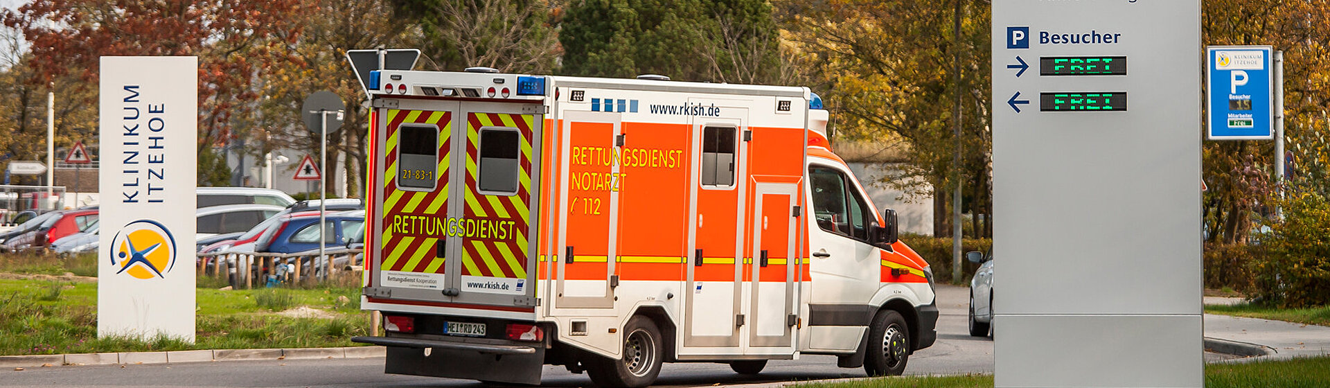 Ein Rettungswagen kommt am Klinikum Itzehoe an. Ein Rettungswagen kommt am Klinikum Itzehoe an.