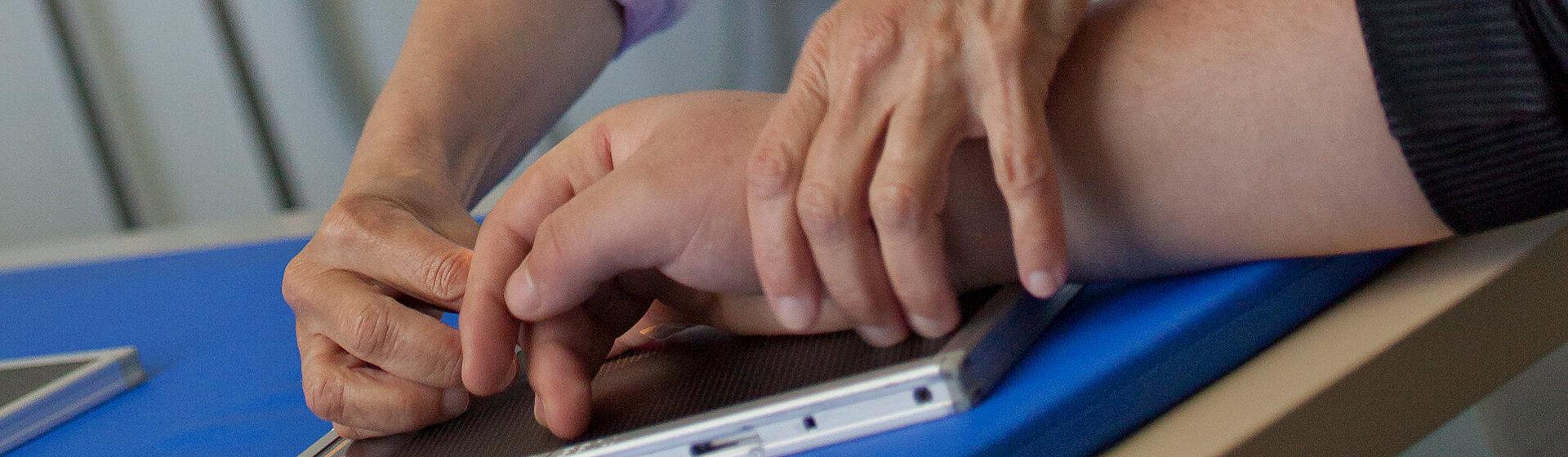 Das Röntgen einer Hand wird vorbereitet.