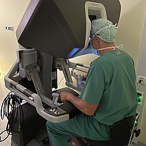 Prof. Dr. Michael Neipp bedient den DaVinci OP-Roboter Prof. Dr. Michael Neipp bedient den DaVinci OP-Roboter