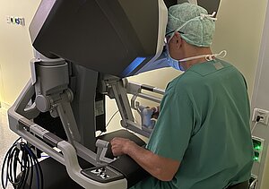 Prof. Dr. Michael Neipp bedient den DaVinci OP-Roboter