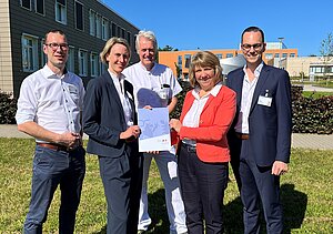 Verbandvorsteher Marcel Ulrich mit dem Vorstand des Klinikum Itzehoe und Ministerin von der Decken