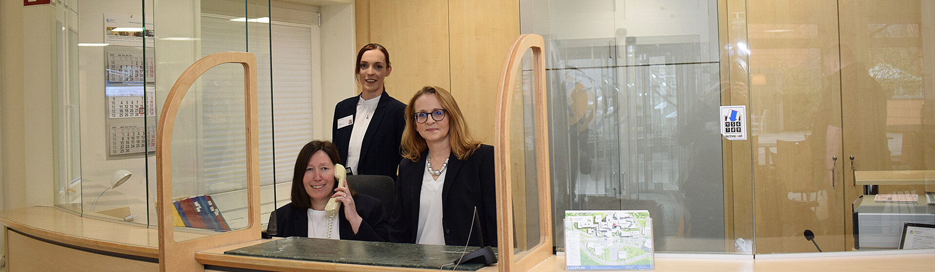 Drei Rezeptionistinnen am Tresen der Rezeption des Klinikums Itzehoe. Drei Rezeptionistinnen am Tresen der Rezeption des Klinikums Itzehoe.