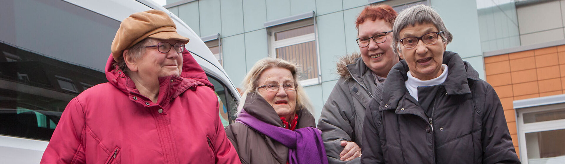 Vier Patientinnen, teilweise mit Gehhilfen, vor der Geriatrischen Tagesklinik Vier Patientinnen, teilweise mit Gehhilfen, vor der Geriatrischen Tagesklinik
