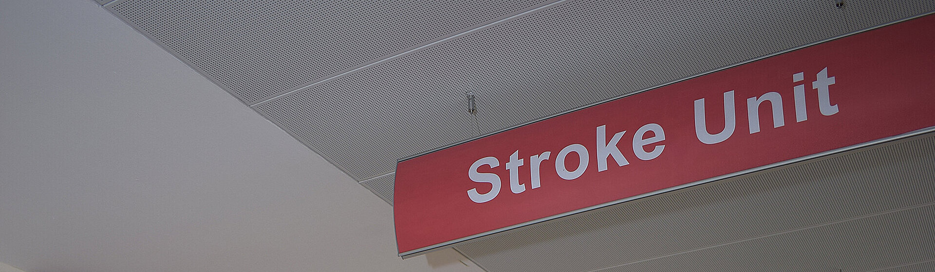 Stroke Unit steht auf rotem Schild mit weißer Schrift.