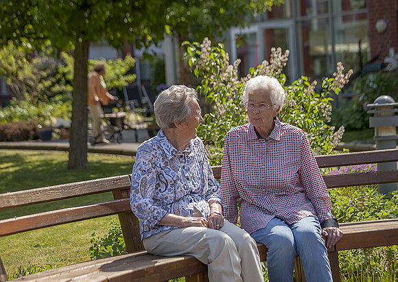 Seniorenzentrum Itzehoe Olendeel Bewohnerinnen auf einer Bank im Garten