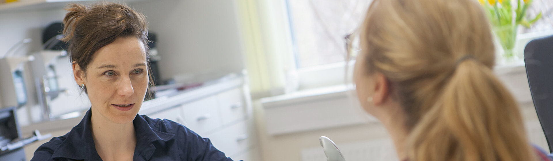 Leitende Ärztin für Diabetologie, Stoffwechsel und Ernährung Dr. med. Dorothee Staiger sitzt im Untersuchungszimmer und spricht mit einer Patientin. Titelbild-BSP-Diabetologie