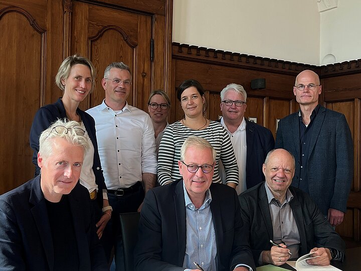 Gruppenbild Unterzeichnung der Vereinbarung