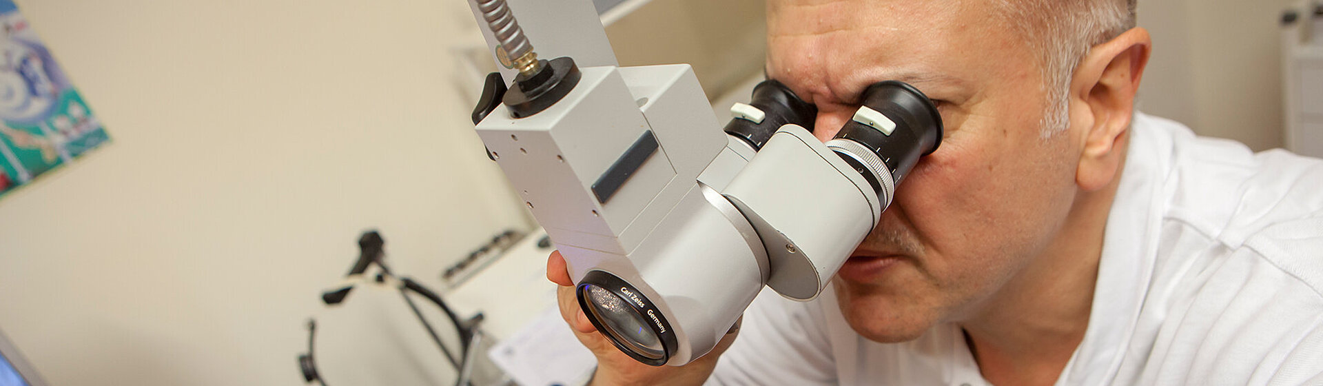 Hals-Nasen-Ohrenarzt Dr. Ayham Said untersucht den Gehörgang einer Patientin. Hals-Nasen-Ohrenarzt Dr. Ayham Said untersucht den Gehörgang einer Patientin.