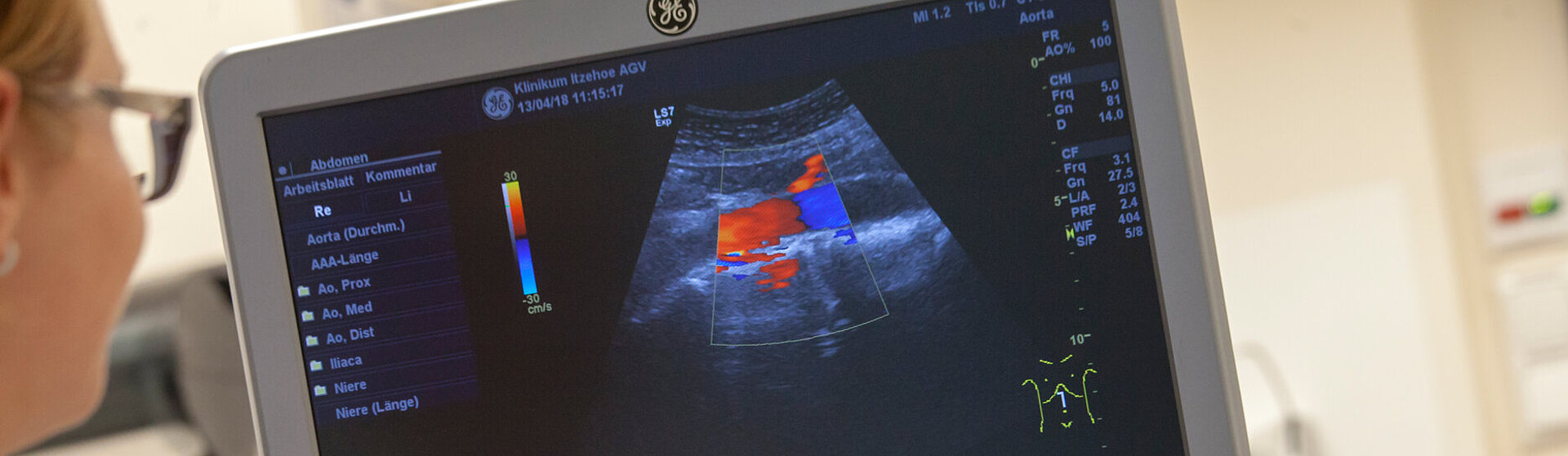 Medizinische Fachkraft hält das Sonografiegerät auf den Bauch der Patientin. Medizinische Fachkraft hält das Sonografiegerät auf den Bauch der Patientin.