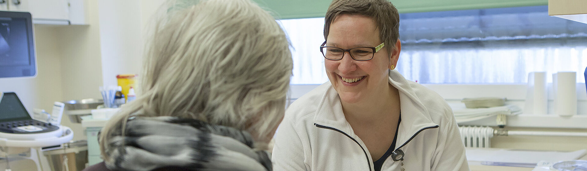 Beratungssituation im Behandlungszimmer, Oberärztin Dr. Birte Zeigert lächelt die Patientin an. Beratungssituation im Behandlungszimmer, Oberärztin Dr. Birte Zeigert lächelt die Patientin an.