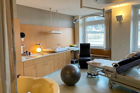 Blick in den Kreißsaal 1 mit Entbindungswanne
