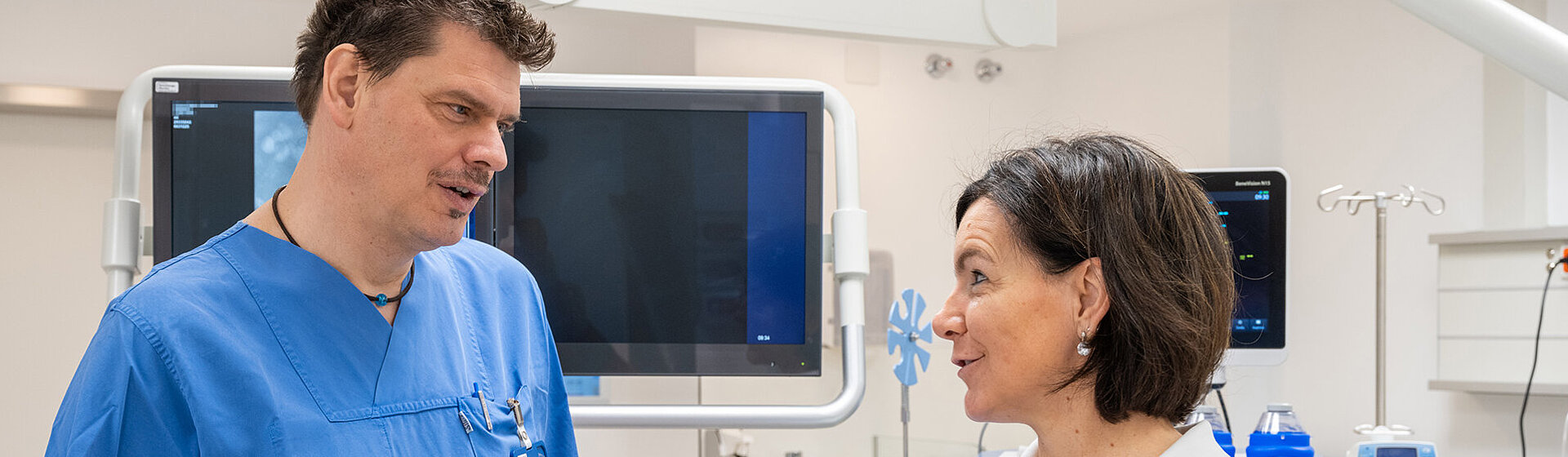 Zwei MitarabeiterInnen von der Urologischen Edoskopie besprechen sich.