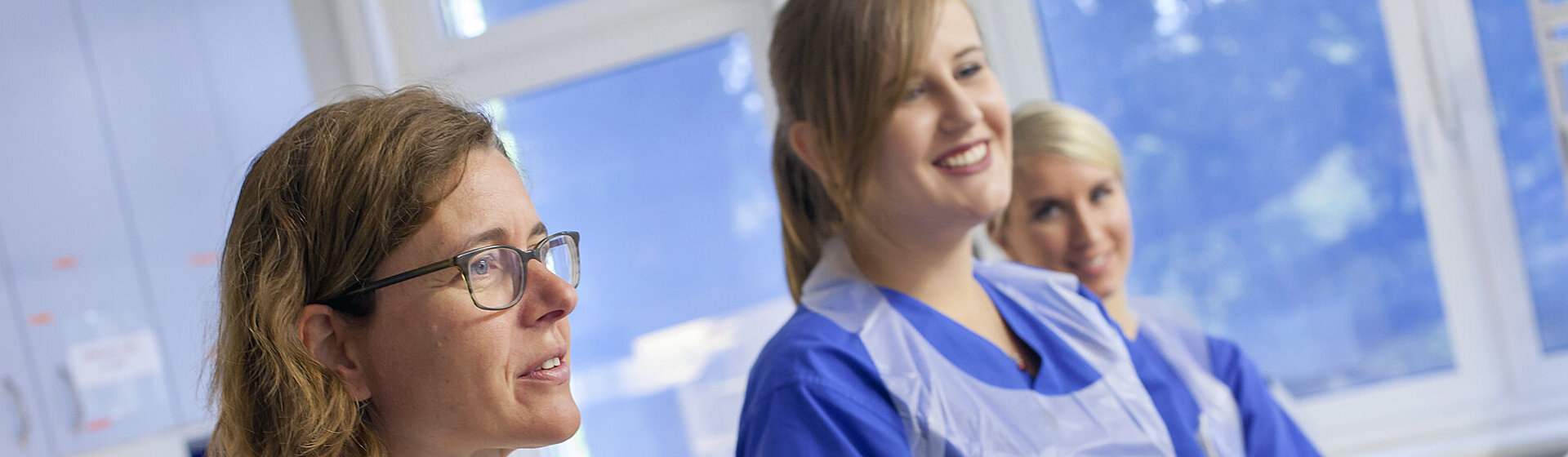 Leitende Oberärztin Julia Hirdes-Montigel und zwei weitere Mitarbeiterinnen vom medizinischen Fachpersonal bei einer Untersuchung. Leitende Oberärztin Julia Hirdes-Montigel und zwei weitere Mitarbeiterinnen vom medizinischen Fachpersonal bei einer Untersuchung.