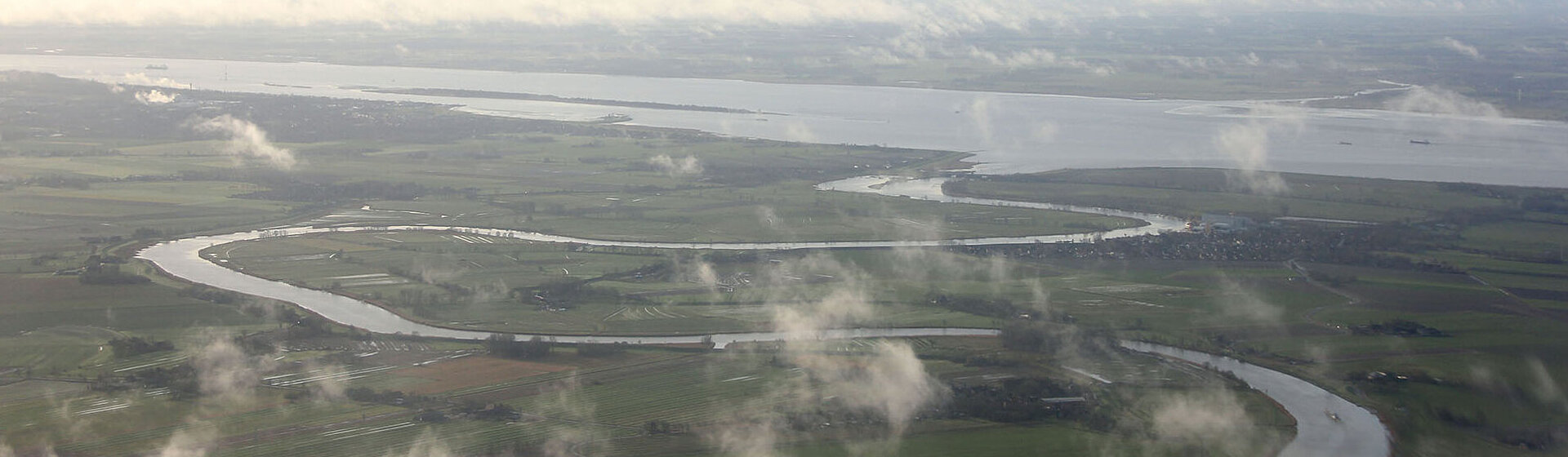 Luftbild: die Stör mündet in die Elbe Luftbild: die Stör mündet in die Elbe