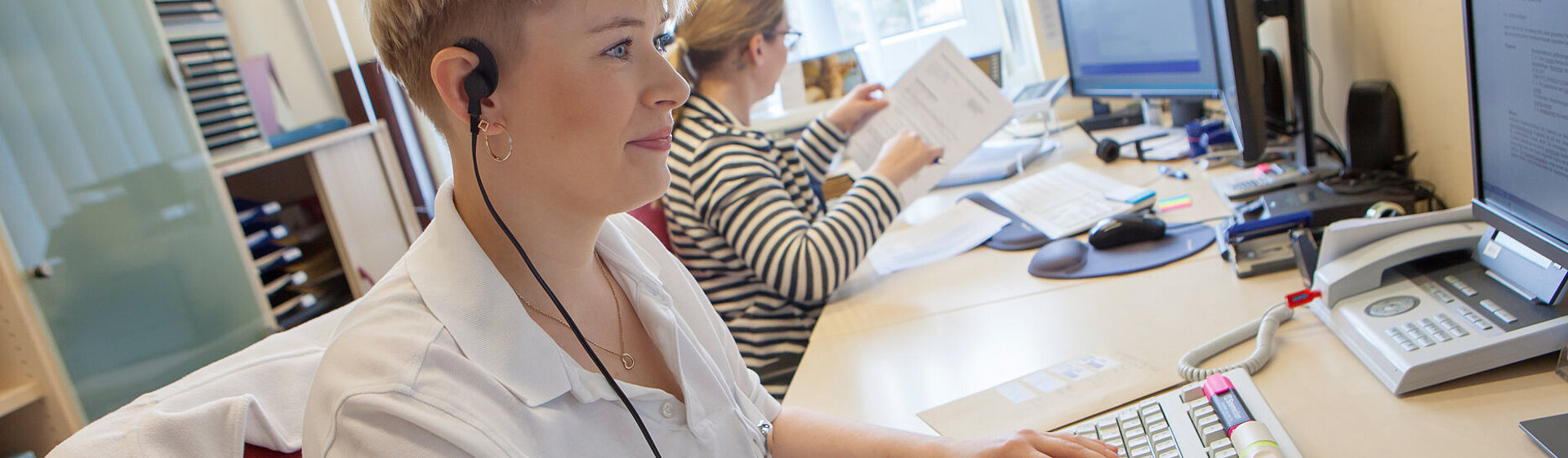 Zwei Mitarbeiterinnen im Sekretariat der Klinik für Allgemein-, Gefäß- und Viszeralchirurgie sitzen am Schreibtisch am Computer.