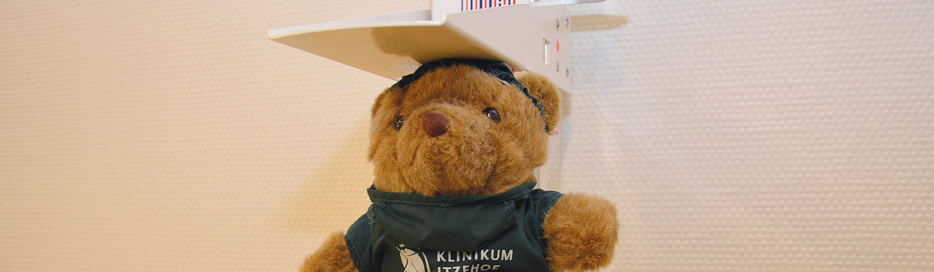 Die Körpergröße des Klinik-Teddys wird gemessen.
