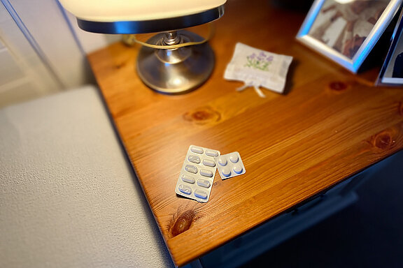 Tabletten liegen auf einem Tisch